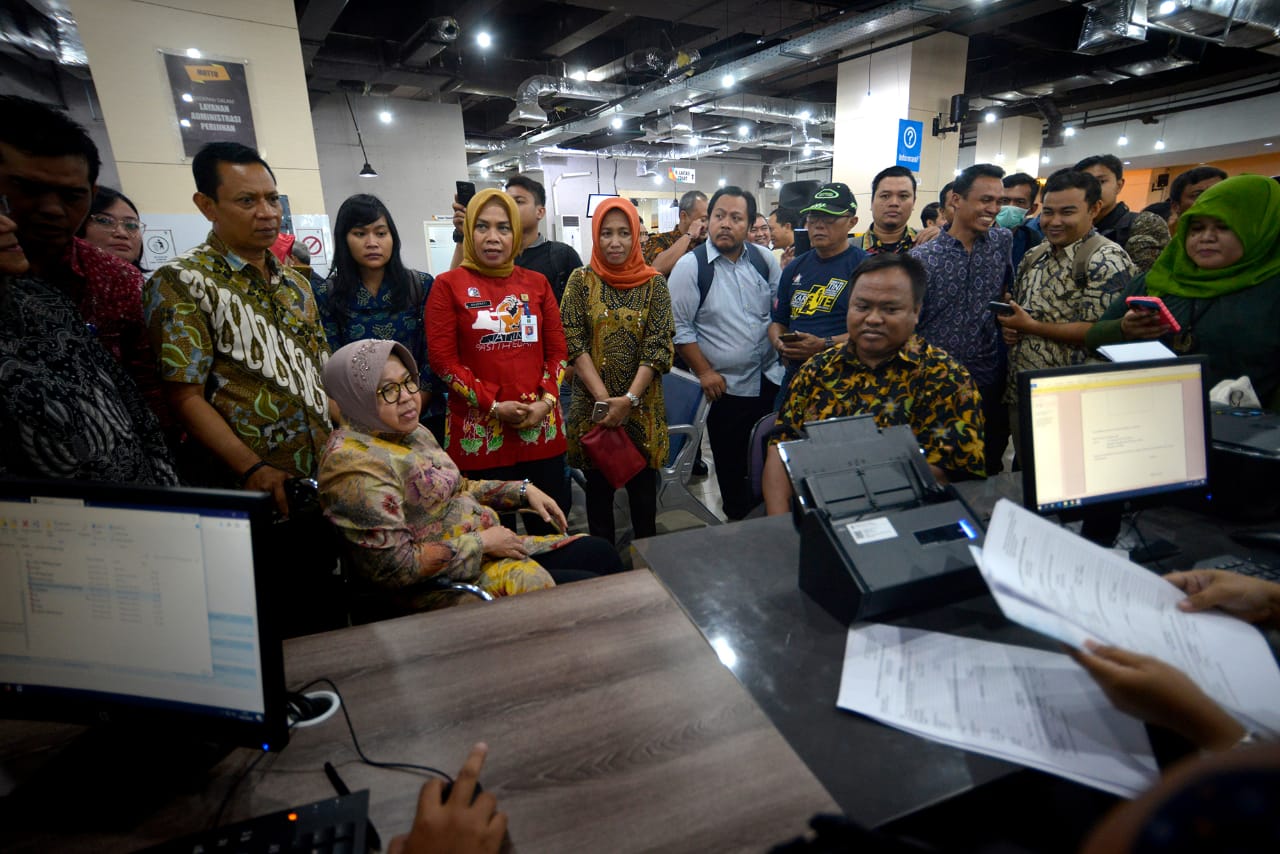 Risma saat meresmikan salah satu kantor terpadu di Siola. (Foto: Alief/ngopibareng.id)