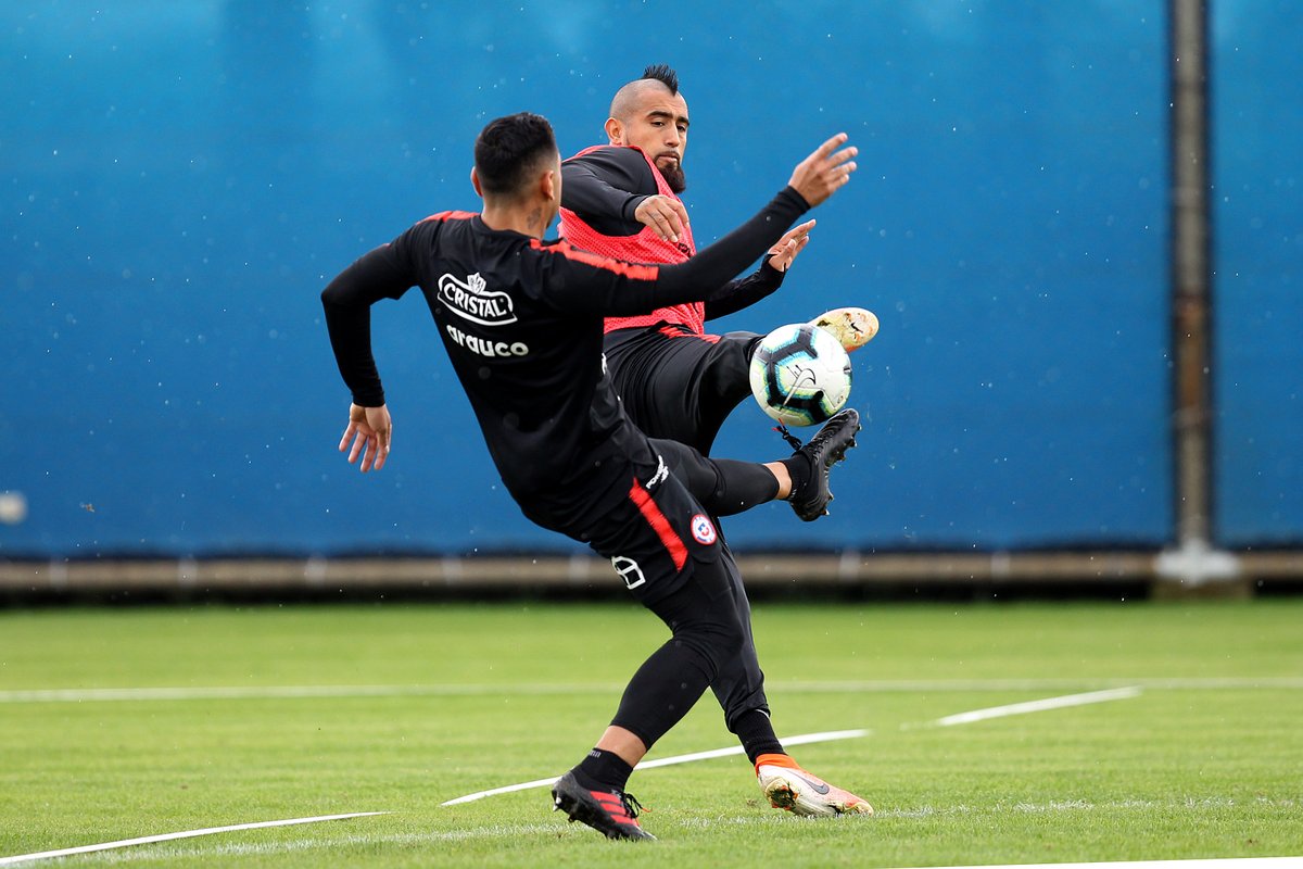 Bintang Chili Arturo Vidal saat menjalani persiapan kontra Peru di laga semifinal Copa America 2019. (Foto: Twitter/@LaRoja)