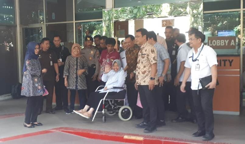 Wali Kota Surabaya Tri Rismaharini saat keluar dari Graha Amerta RSUD Dr. Soetomo Surabaya. (Foto: Alief/ngopibareng.id)