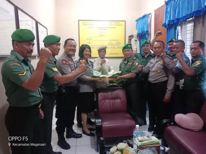 Danramil 0815/19 Magersari Beserta Anggota Saat Memberikan Ucapan Selamat Hari Bhayangkara Di Mapolsekta Magersari