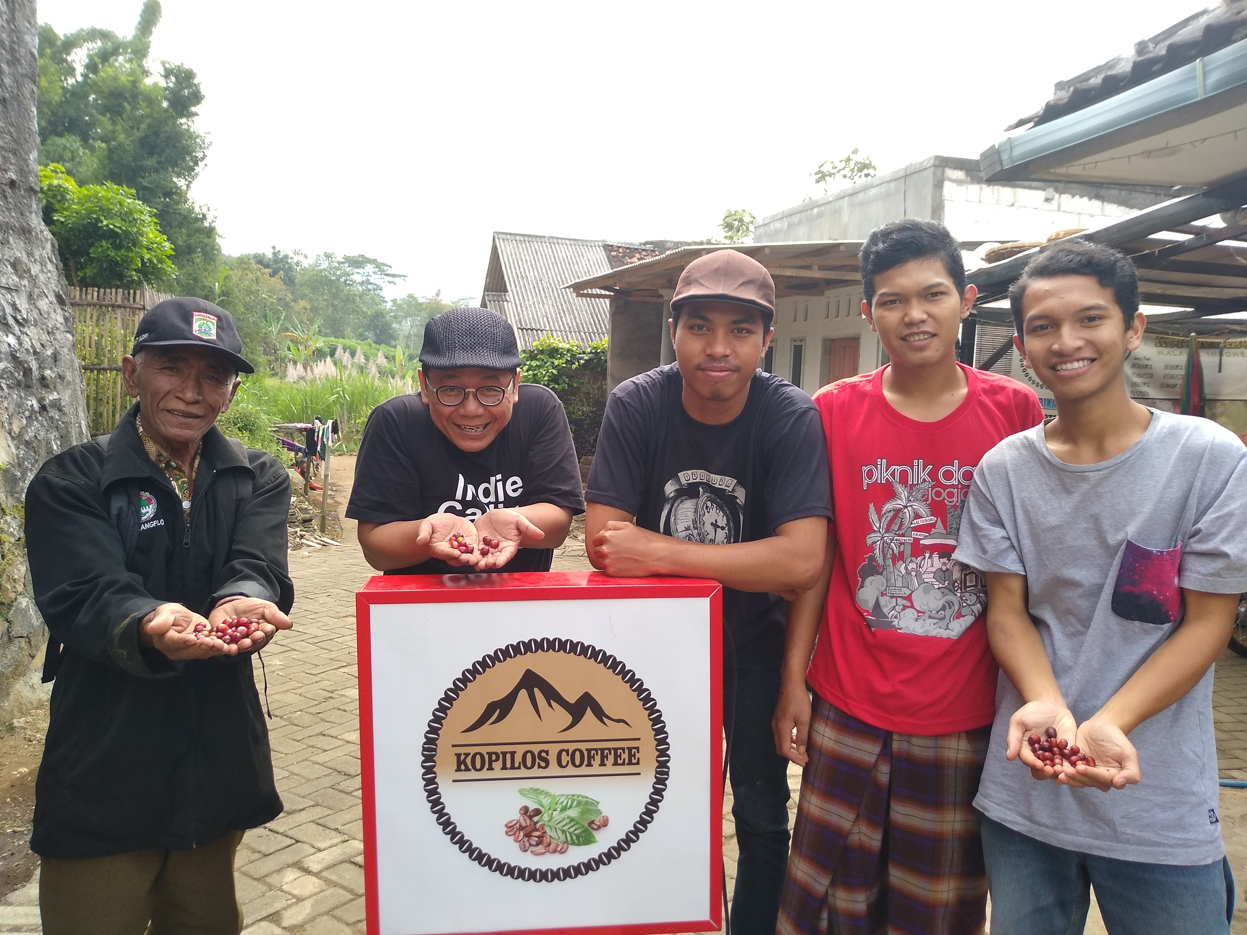ngopibareng.id bersama petani kopi Karang Ploso dan anak-anak muda prosesor kopi Kopilos. (Foto:WidiKamidi/nhopibareng.id)