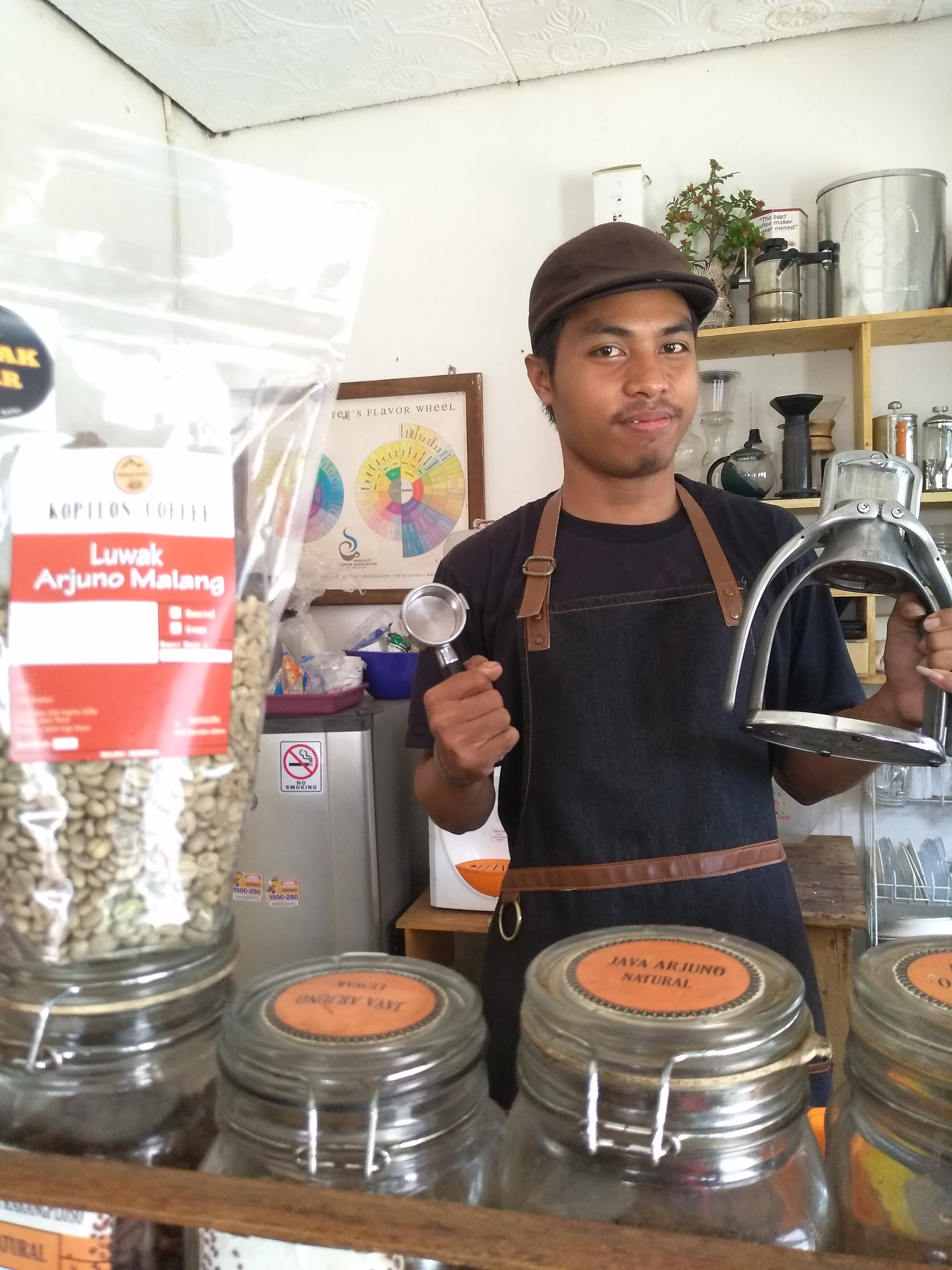 Tegar Jarwo Pratama, mahasiswa malang yang nyantrik jadi prosesor kopi sekaligus barista di Kopilos. (Foto:WidiKamidi/ngopibareng.id) 