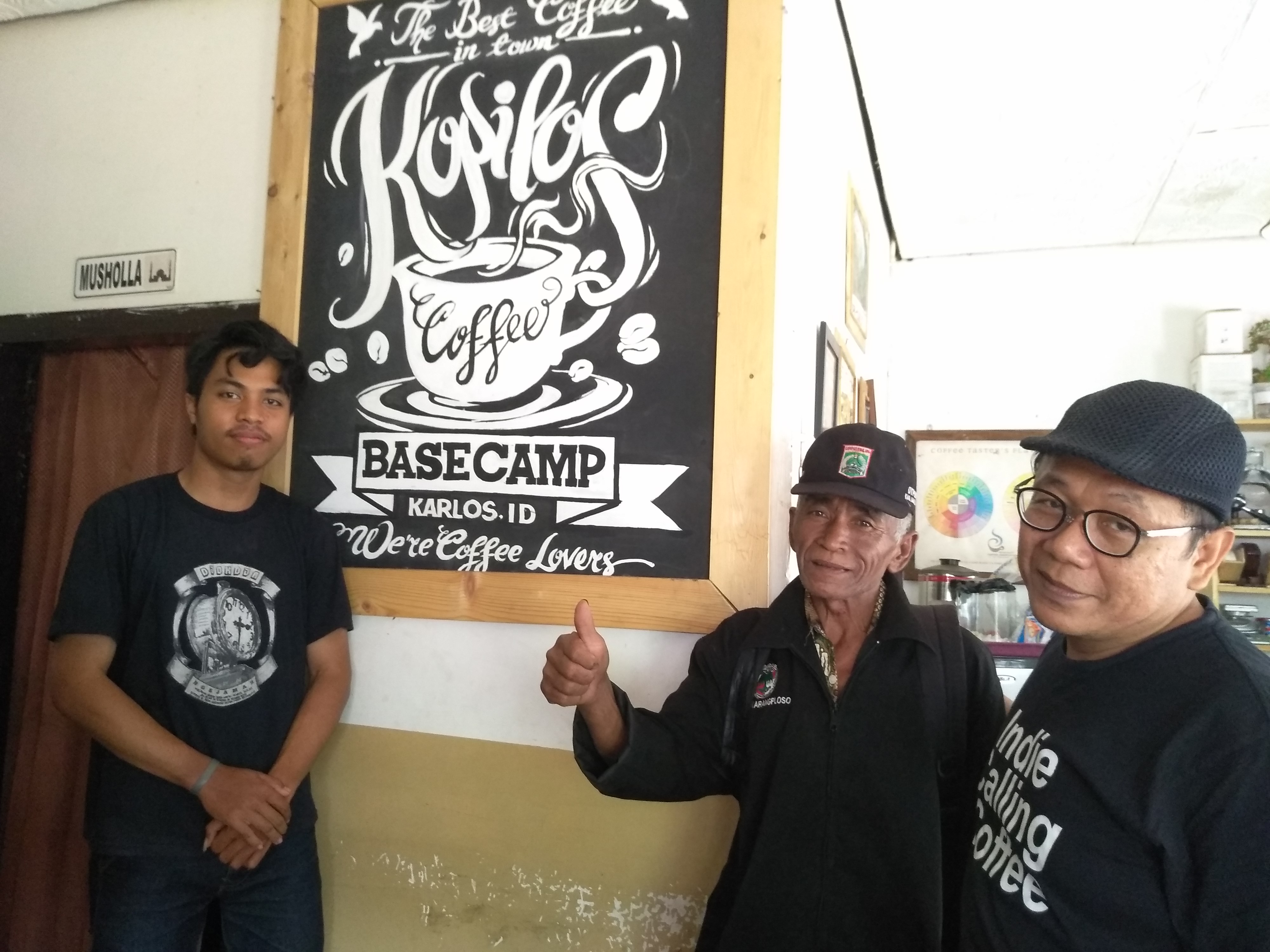 Basecamp proses Kopilos. Dari kiri Tegar, Sukarip, ngopibareng.id. (Foto Kopilos for ngopibareng.id)