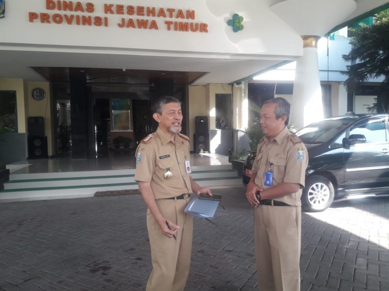 (kanan) Kepala Dinas Kesehatan (Kadinkes) Provinsi Jatim, Kohar Hari Santoso. (Foto: Farid/ngopibareng.id) 