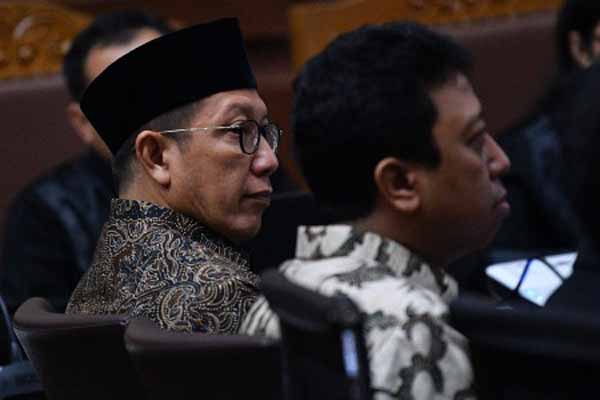 Menteri Agama Lukman Hakim Saifuddin (kiri) dan mantan Ketua Umum PPP Muhammad Romahurmuziy (kanan) bersaksi dalam sidang kasus suap jual beli jabatan di lingkungan Kementerian Agama dengan terdakwa Haris Hasanuddin dan Muafaq Wirahadi di Pengadilan Tipikor, Jakarta. (Foto: Antara)