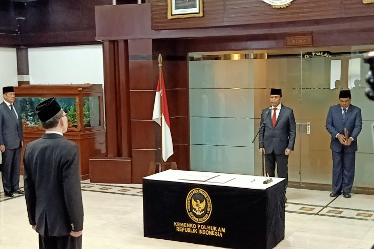 Menkopolhukam, Jenderal TNI Purn Wiranto melantik Laksda TNI Achmad Jamaludin menjadi Sekretaris Jenderal (Sekjen) Dewan Ketahanan Nasional  di Gedung Kemenkopolhukam Jakarta Pusat, Rabu 3 Juli 2019. (Foto: Antara/Andi Firdaus)