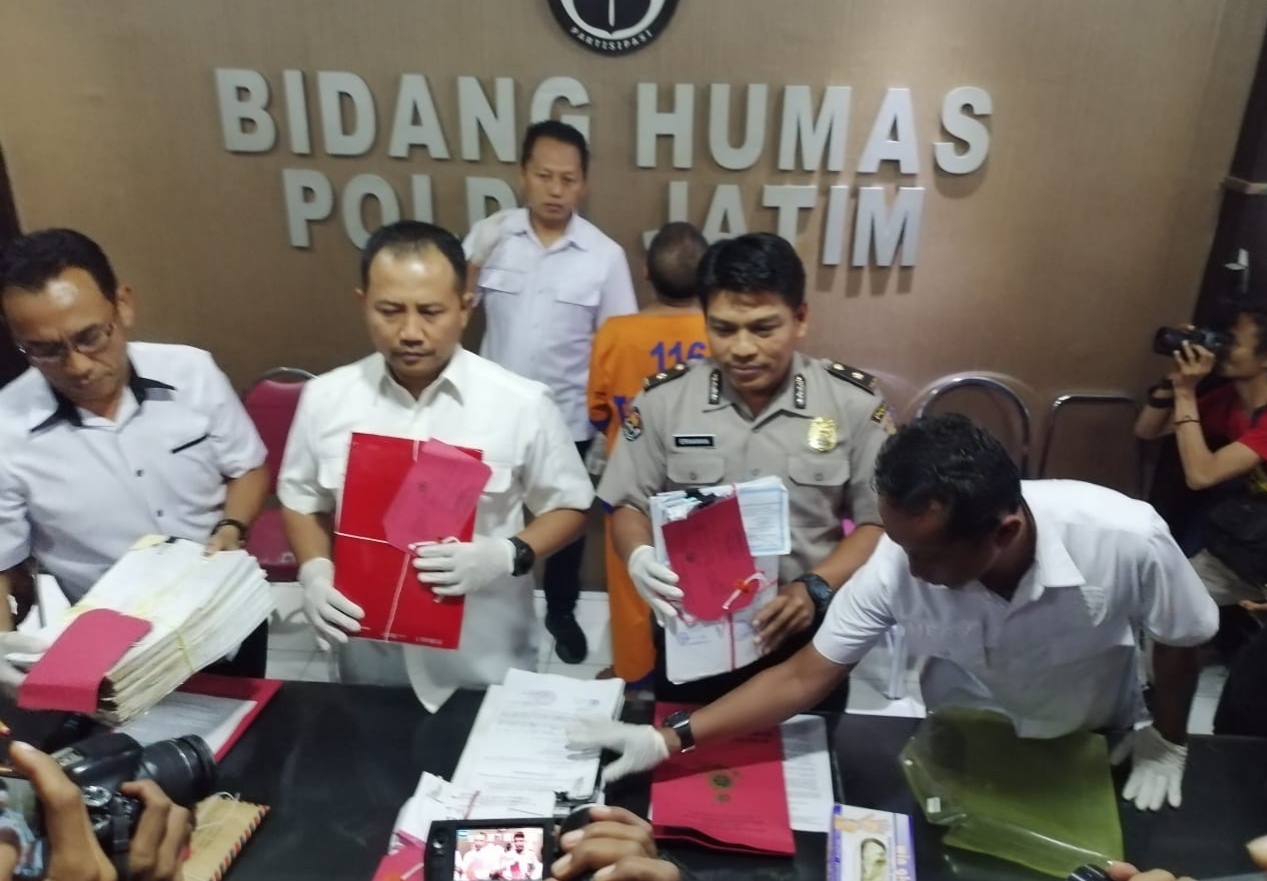 Edy Hery Respati saat konferensi pers di Mapolda Jatim, Kamis 4 Juli 2019. (Foto: Farid/ngopibareng.id) 