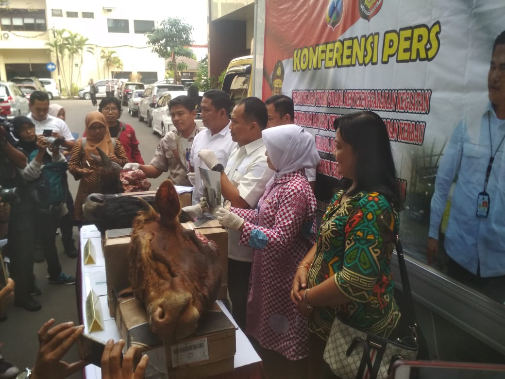 Polisi amankan sejumlah daging impor. (Foto: Farid/ngopibareng.id)