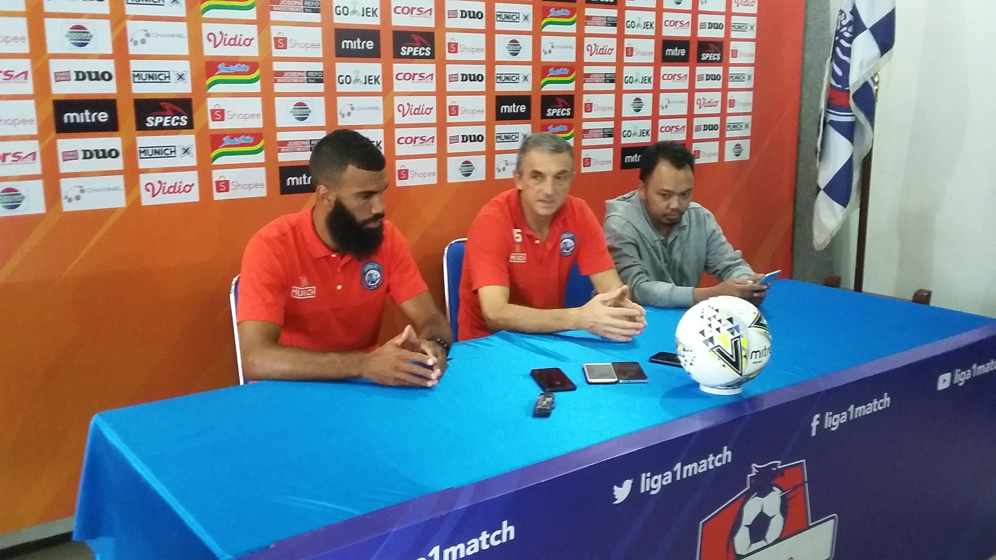 Pelatih dan Pemain tim Arema FC saat memberikan keterangan pada sesi konferensi pers kemarin, Rabu, 3 Juli 2019 (Foto: Theo/Ngopibareng.id)