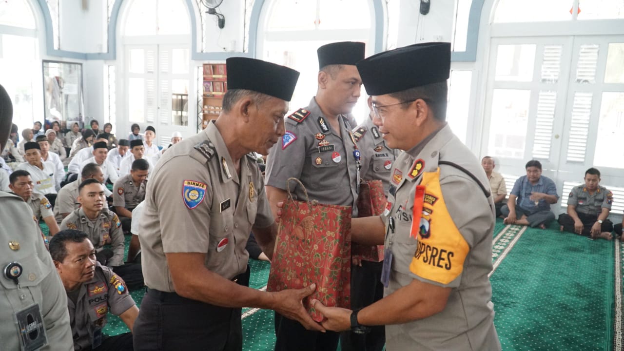 Wakapolrestabes Surabaya Leonardus Simarmata saat memberikan tali asih. (Foto: Faiq/ngopibareng.id)