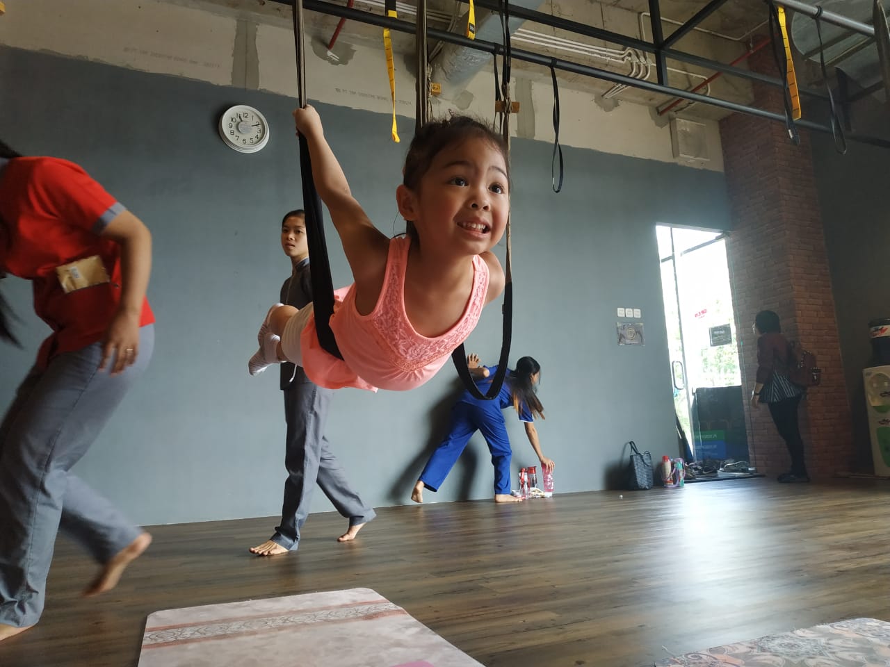 Salah satu gerakan fly high yoga. (Foto: Istimewa)  