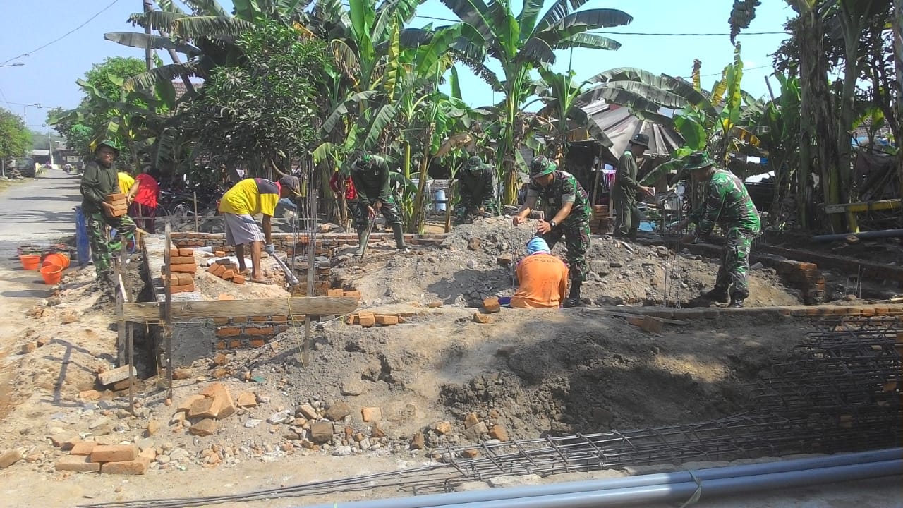 Suasana Karya Bakti Bangun Musholla Dusun Mejero, Desa Jumeneng, Mojoanyar