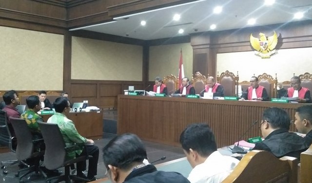 Menpora Imam Nahrawi, asisten pribadinya Miftahul Ulum dan staf protokol Kemenpora Arief Susanto hadir di persidangan kasus dugaan suap dana hibah Kemenpora ke KONI, di Pengadilan Tipikor Jakarta, Kamis, 4 Juli 2019. (Foto: Antara)