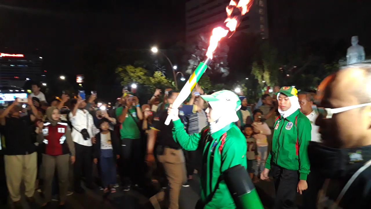 Kemeriahan kirab Api Porprov di Surabaya. (foto: Haris/ngopibareng.id)