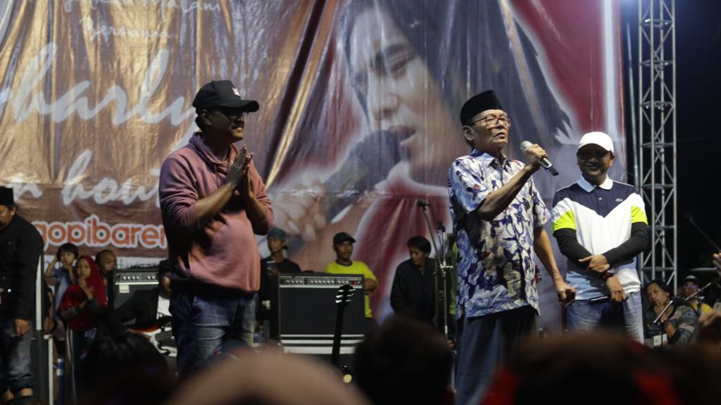 Budayawan Zawawi Imron (tengah) bersama Saifullah Yusuf (kiri) dan Bupati Pasuruan Irsyad Yusuf (kanan) saat halal bi halal di Ngopibareng @PintuLangit, Kamis 4 Juli 2019. (Foto: istimewa)