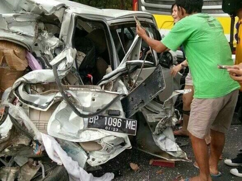 Sebuah Mobil MPV rusak besar dalam laka beruntun di Baluran, Situbondo. (Foto: Dok Polri)