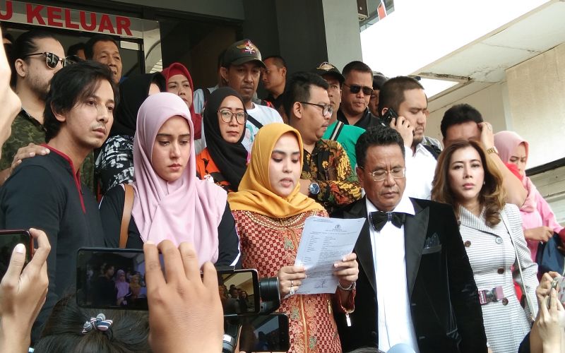 Fairuz A Rafiq menggandeng pengacara Hotman Paris dalam laporan dugaan kasus 'ikan asin'.