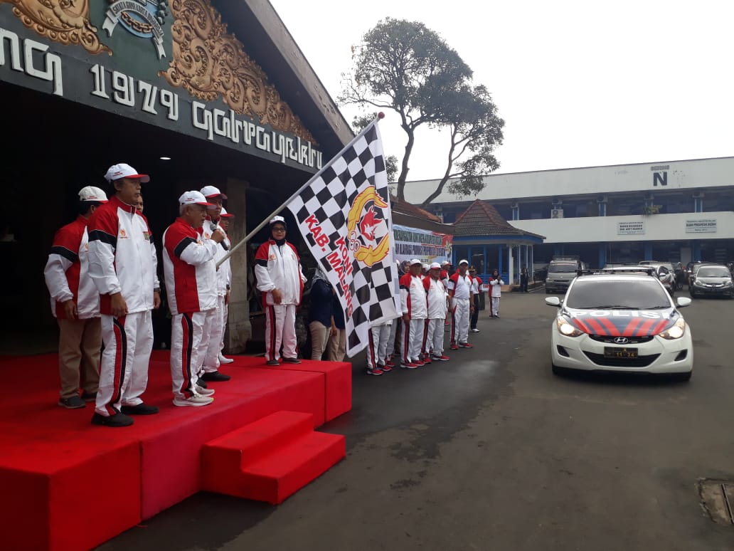 Plt Bupati Kabupaten Malang, HM Sanusi, melakukan prosesi pelepasan kontingen atlet Kabupaten Malang, pada Jumat 5 Juli 2019. (Foto: Teo/ngopibareng.id)