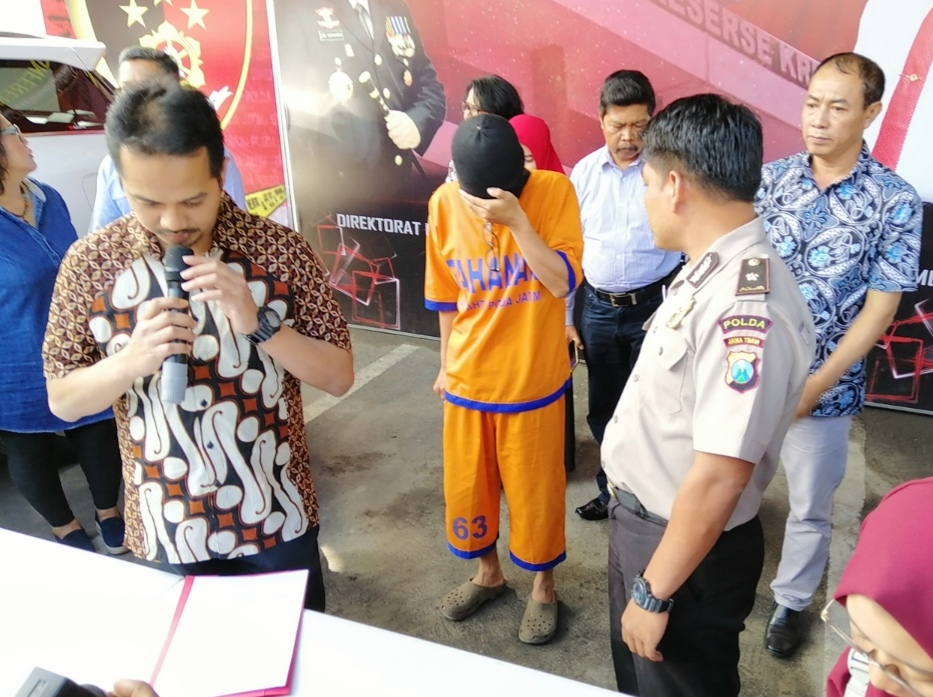 Kepala sekolah SMP swasta di Surabaya yang cabuli muridnya. (Foto: Farid/ngopibareng.id) 