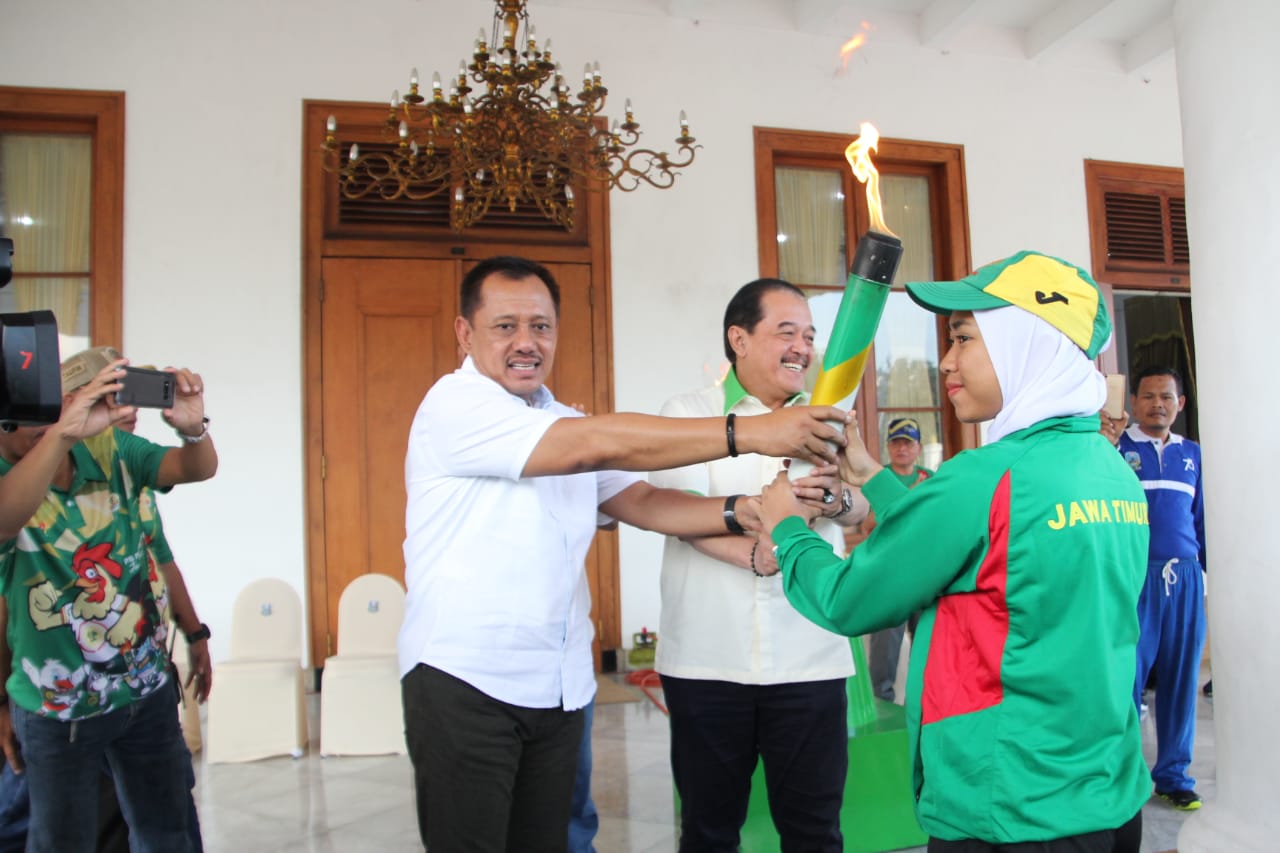 Sekdaprov Jatim, Heru Tjahjono bersama Ketua Koni Jatim melepas obor api abadi menuju ke Lamongan. (Foto: Humas Pemprov Jatim)