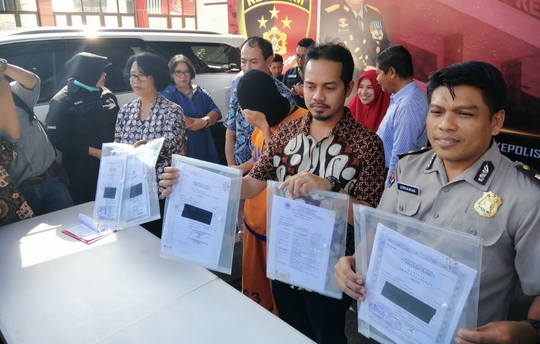 Kepala Sekolah tersangka pencabulan enam orang anak. (Foto: Farid/ngopibareng.id) 