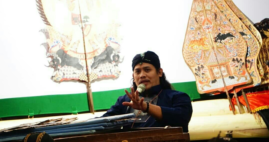 Ki Ardhi Purboantono dari Malang, didukung Ki M. Andri dari Trenggalek, dan Aldewa Riskanadi dari Blitar, sebelum beraksi. (Foto: imam kusnin/ngopibareng.id).  