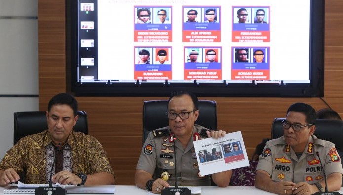 Karopenmas Divisi Humas Polri Brigjen Pol Dedi Prasetyo (tengah) bersama Direktur Reserse dan Kriminal Umum (Direskrimum) Polda Metro Jaya Kombes Pol Suyudi Ario Seto (kiri) dan Kabid Humas Polda Metro Jaya Kombes Pol Argo Yuwono (kanan) memberikan keterangan saat rilis pengembangan hasil penyidikan perkara kerusuhan tanggal 21-23 Mei 2019 di Divhumas Mabes Polri, Jakarta, Jumat, 5 Juli 2019. (Foto: Ant)