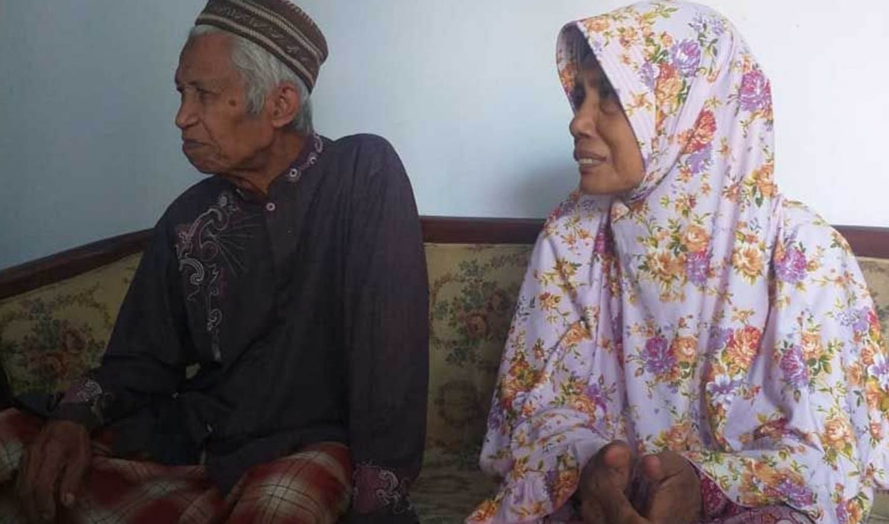 AKHSAN Bahrawi dan istrinya, Asnanti, perajin dan pengolah tempe di Kota Probolinggo. (Foto: Istimewa/ngopibareng.id)