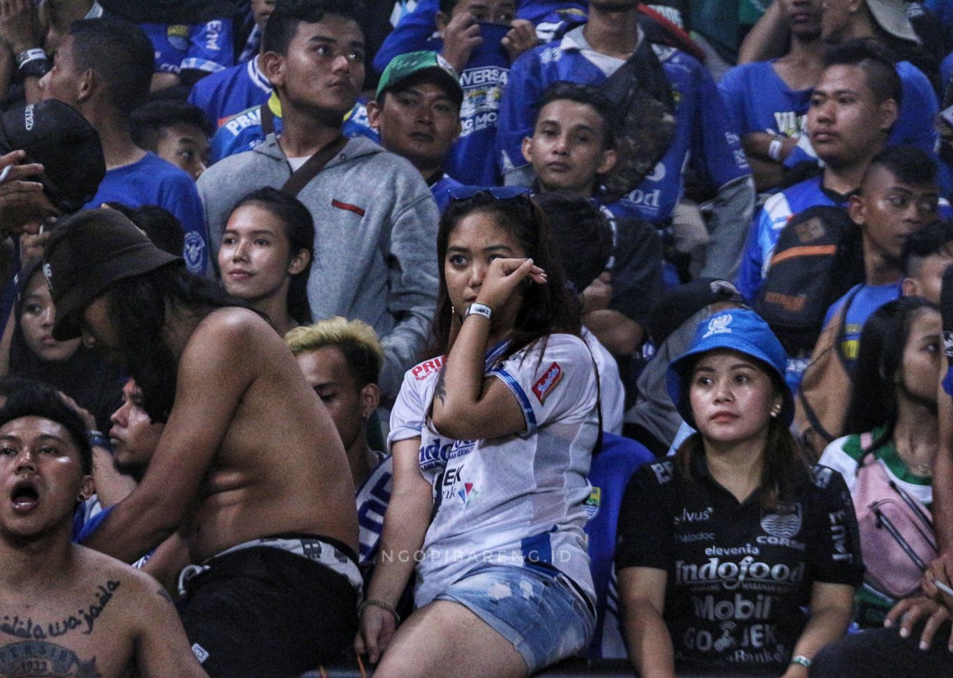 Ekspresi Bobotoh melihat Persib kalah 0-4 dari Persebaya. (foto: Haris/ngopibareng.id)