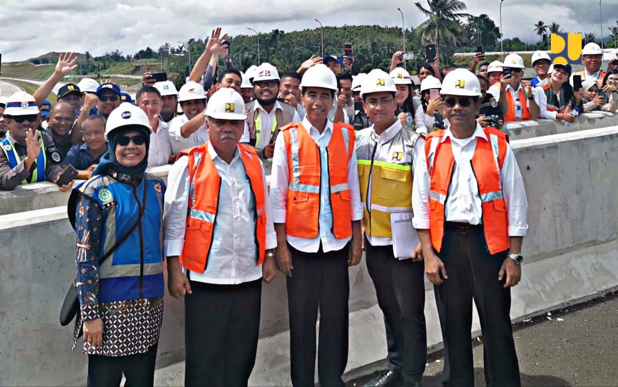 Presiden Jokowi saat meninjau Tol Mabit.