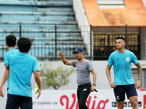 Pemain Persela menjalani sesi latihan bersama pelatih baru, Nil Maizar. (Foto: ig/@perselaofficial)