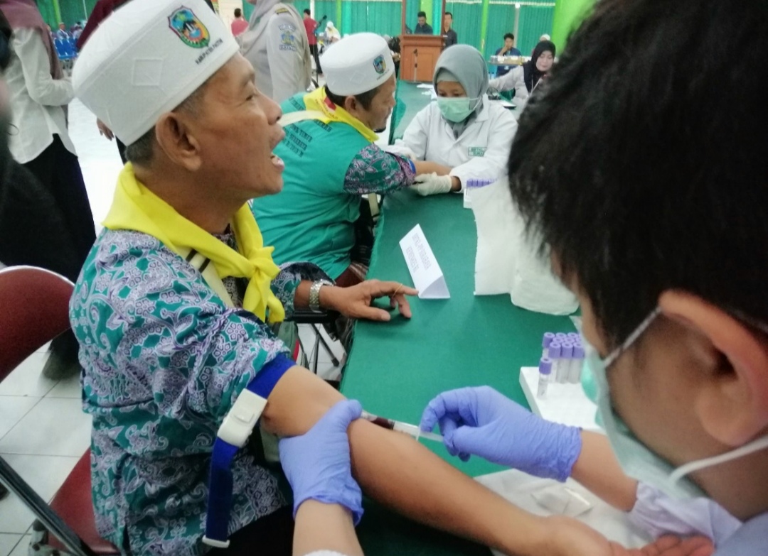 Salah satu calon jemaah haji asal Pacitan, jalani cek darah di Asrama Haji Embarkasi Surabaya (Ahes), Sabtu 6 Juli 2019. (Foto: Farid/ngopibareng.id)