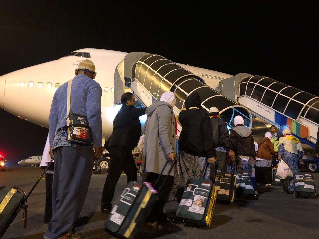 Para calon jemaah haji saat menaiki pesawat sesaat sebelum keberangkatan menuju Arab Saudi. (Foto: Humas Angkasa Pura)