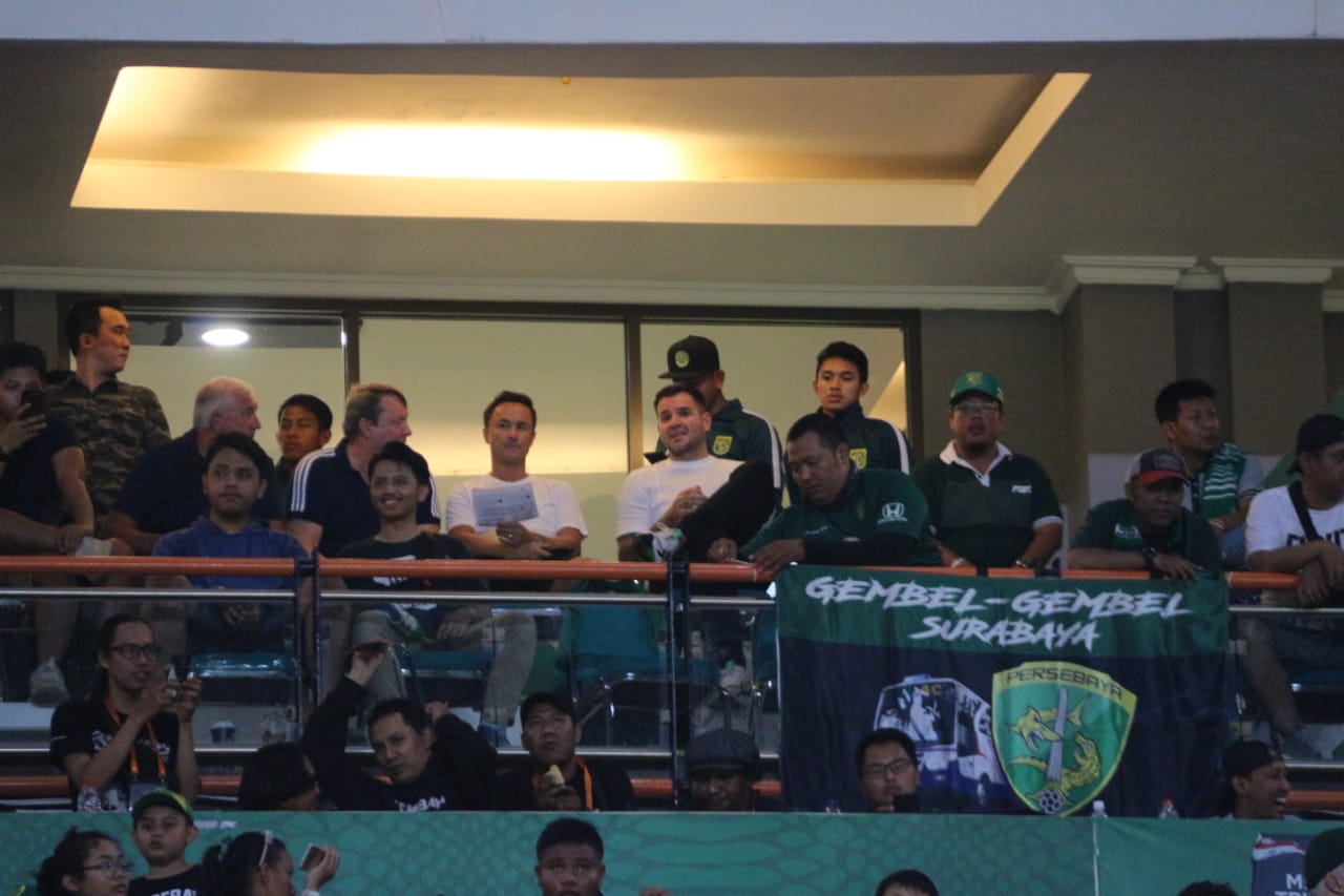 Simon Mcmenemy saat menyaksikan laga Persebaya versus Persib, Jumat 5 Juli 2019 di Stadion Gelora Bung Tomo, Surabaya. (Foto: Haris/ngopibareng.id)