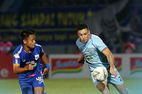 Pemain Persela, Rafinha berebut bola dengan pemain PSIS, Fredyan Wahyu (Foto: ig/perselafc