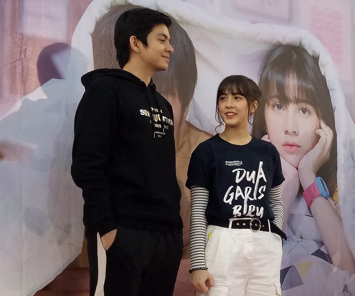 Angga Yunanda dan Zara JKT 48 di acara meet and greet Film Dua Garis Biru, Sabtu 6 Juli 2019. (Foto: Pita/ngopibareng.id)