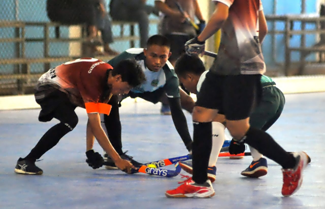 Tim hoki kota pasuruan (oranye) saat melakoni laga terakhir lawan Kabupaten Mojokerto. (Foto: Erfan/ngopibareng.id)