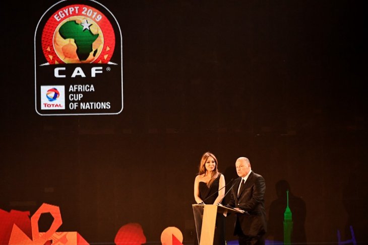 Kepala Asosiasi Sepak Bola Mesir (EFA) Hani Abou Rida (kanan) saat seremoni undian Piala Afrika 2019 di Kairo 12 April2019. (Foto: AFF)