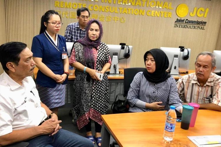 Menteri Koordinator Bidang Maritim Luhut Binsar Pandjaitan bertemu dengan Retno Utami Yulianingsih, istri Sutopo di St Stamford Modern Canser Hosital. (Foto: dok Menko Kemaritiman)