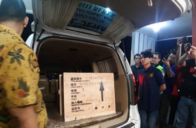 Jenazah Kepala Pusat Data dan Humas Badan Nasional Penanggulangan Bencana (BNPB) Sutopo Purwo Nugroho tiba di Bandara Soekarno-Hatta, Cengkareng, Minggu, 7 Juli 2019. (Foto: Ant)