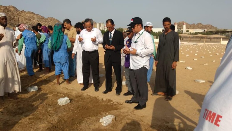 Jenazah 4 WNI korban kebakaran dimakamkan di TPU Syarae Baru, Mekkah. (Foto: KJRI Jeddah)