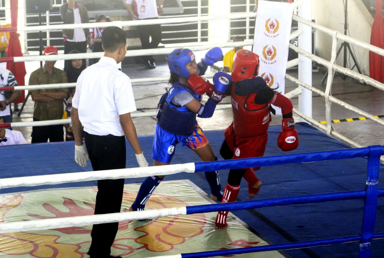 Atlet Muaythai Surabaya, Alya Amanda saat bertanding di babak penyisihan. (Foto: Haris/ngopibareng.id)