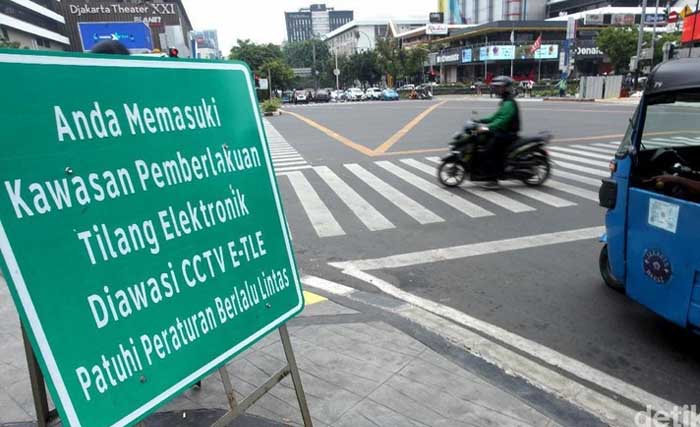 Pemberitahuan diberlakukannya Tilang Elektronik di kawasan Jl. MH Thamrin. (Foto:Antara)