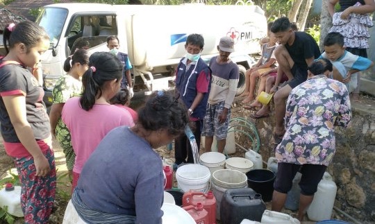 Warga Pacitan antre air bantuan PMI. (Foto: dok/antara)