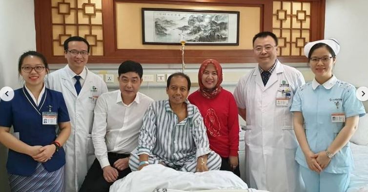 Foto mendiang Kepala Pusat Data Informasi dan Hubungan Masyarakat (Pusdatinmas) Badan Nasional Penanggulangan Bencana (BNPB), Sutopo Purwo Nugroho saat berobat di Ghuangzhou, China. (Foto: Dok. BNPB_Indonesia)