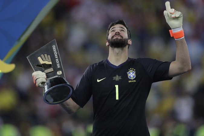 Alisson Becker mampu mengawinkan gelar yang diperoleh di Liga Champions dan Copa America musim 2018-2019.