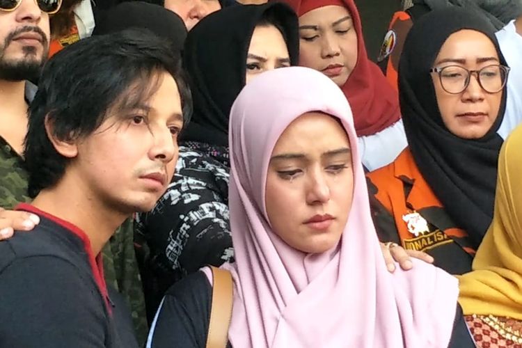 Pasangan Fairuz A Rafiq dan Sony Setiawan.