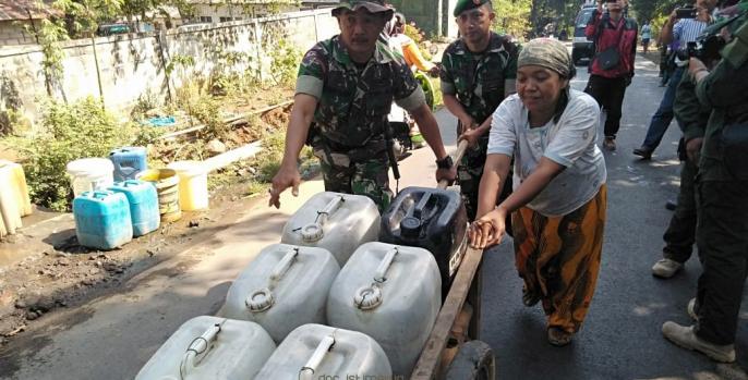 Komandan Kodim 0819 Pasuruan ikut membantu distribusi air bersih ke wilayah yang dilanda kekeringan di Desa Jeladri, Kecamatan Winangon, Pasuruan, Selasa, 9 Juli 2019. (Foto: Dok Humas Kodim)