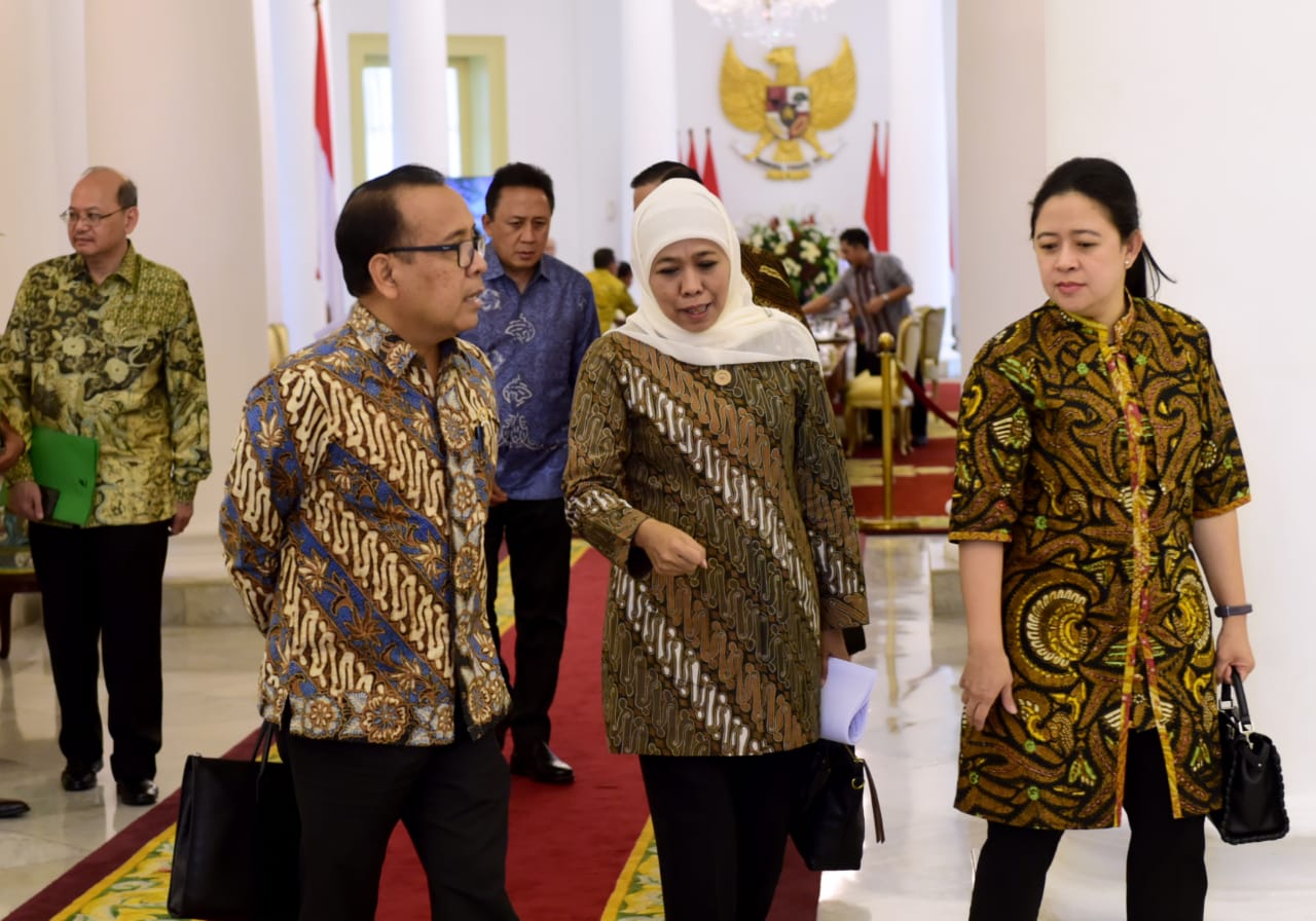Khofifah usai rapat terbatas bersama Presiden Joko Widodo membahas soal percepatan pembangunan Jawa Timur di Istana Kepresidenan Bogor. (Foto: setpres)