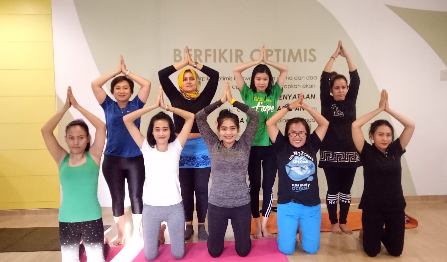 Yoga KAPHA Salution yang dilakukan AHCC dengan para survivor kanker. Selasa, 9 Juli 2019. (Foto: Pita/Ngopibareng.id)